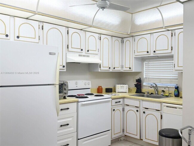 Building Photo - 9820 S Hollybrook Lake Dr