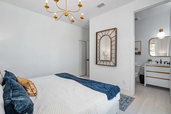 Building Photo - 28 W Castillo Dr