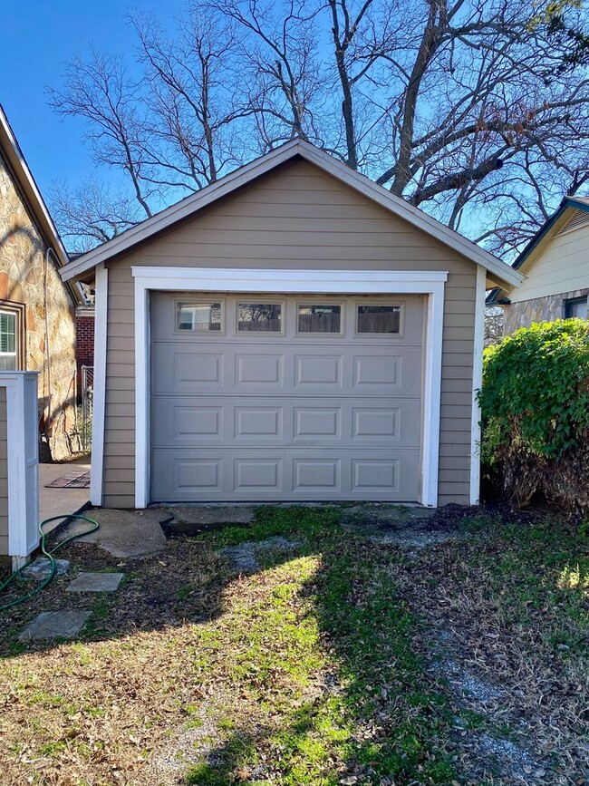 Building Photo - Charming 2/1 newly renovated stone home, w...