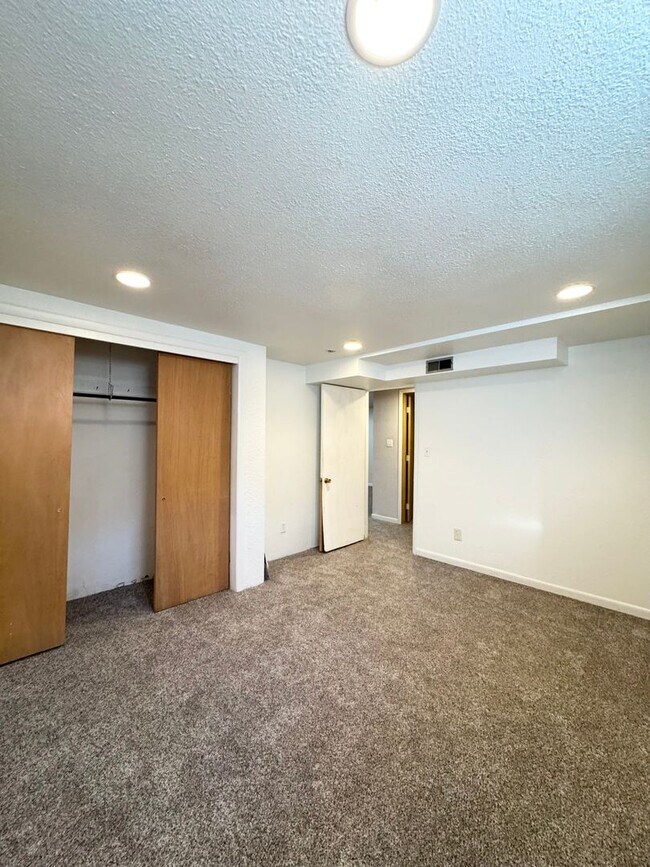 Building Photo - 5 bed 2 bath ranch with finished basement in Loveland