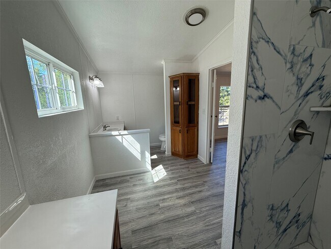 Building Photo - 10621 Parker Dr