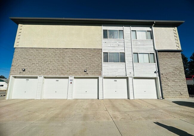 Building Photo - RARE & Beautiful 3 Bed 2 Bath with Tons of...