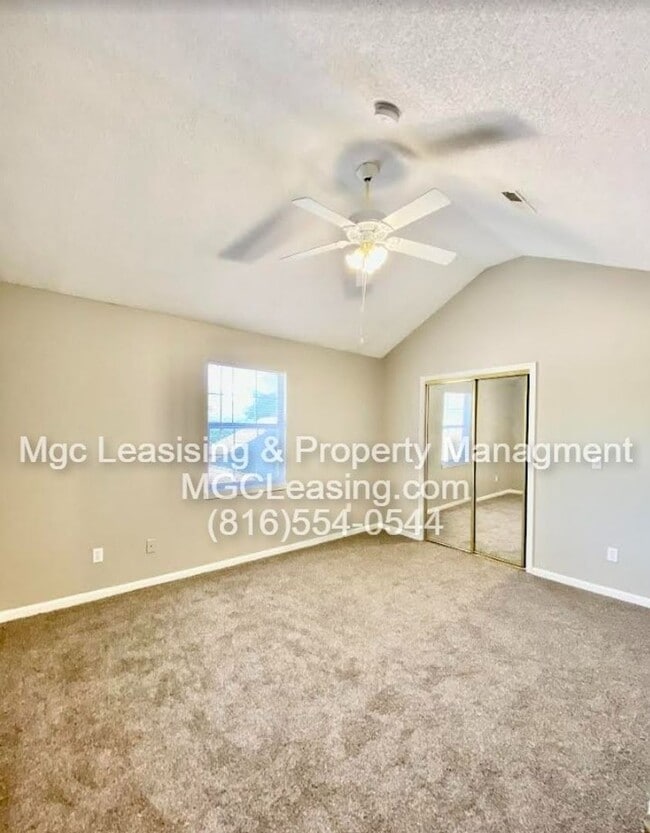Building Photo - 1012 NE Whispering Winds Ct