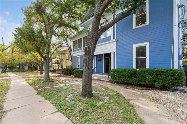 Building Photo - 3210 Hampton Rd