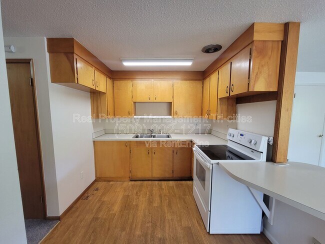 Building Photo - 1702 W 7th Pl