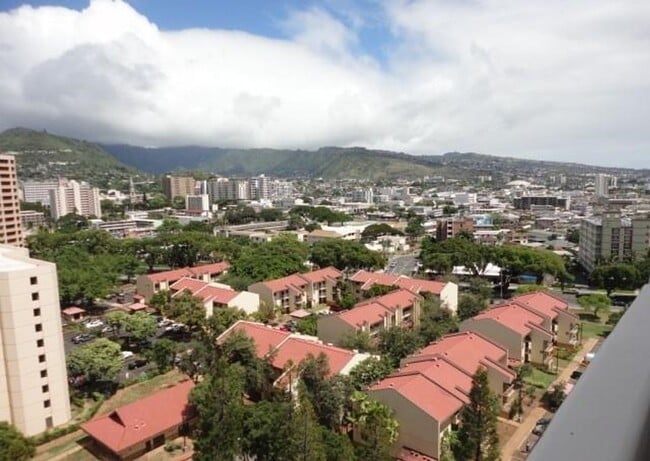 Building Photo - Central Location. Penthouse Condo. Split AC