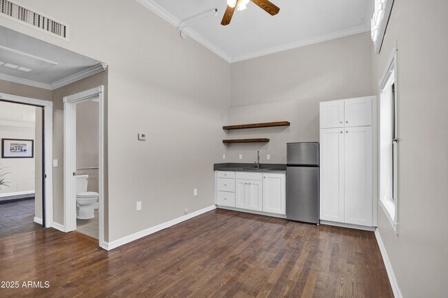 Primary Photo - 5753 W Glendale Ave
