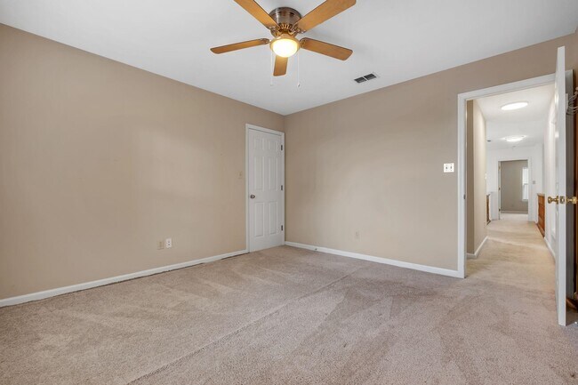 Building Photo - 848 Eagle View Dr