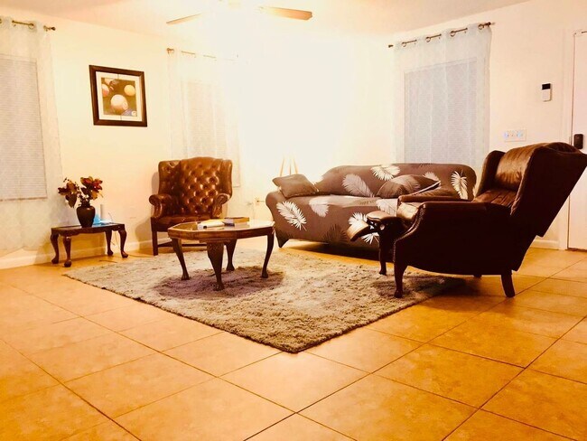 Building Photo - Cozy Smart 3BR 2 Bath House in Sarasota