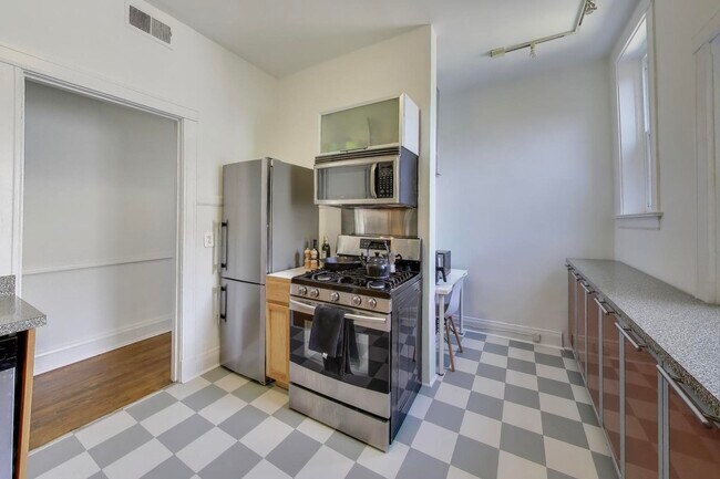 Building Photo - 5108 S Woodlawn Ave