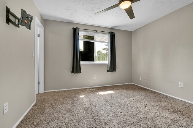 Building Photo - $2,995 - 4 Bed, 2 Bath Home in Aurora with...