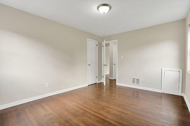 Building Photo - Charming 1BD/1BA Near Downtown Columbus — Minutes to German Village