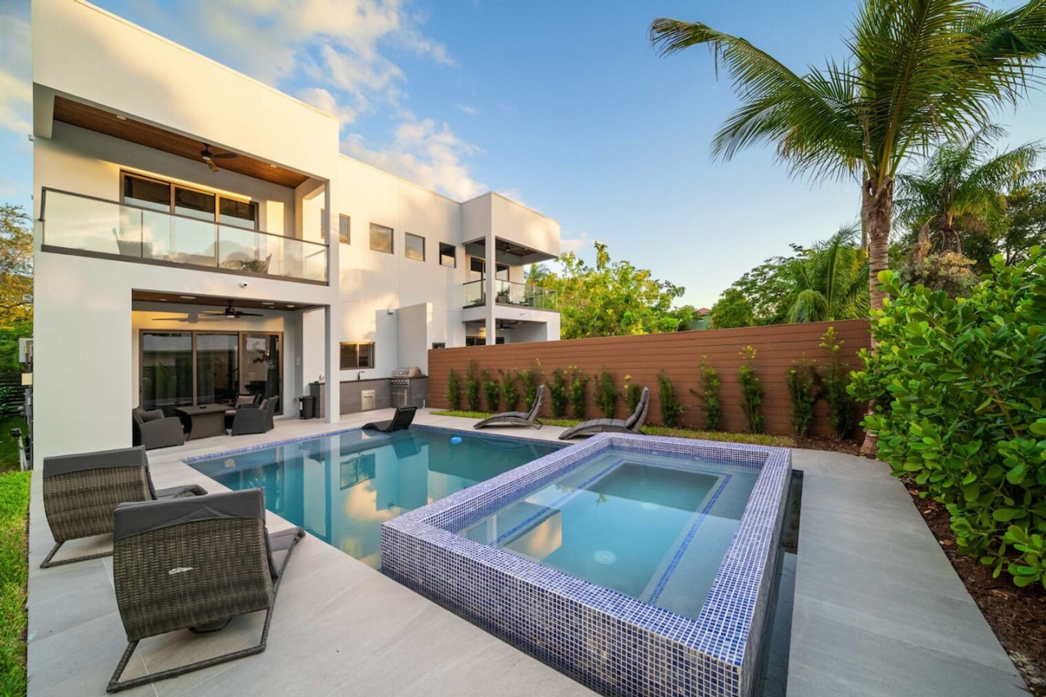 Building Photo - 547 NE 16th Ave