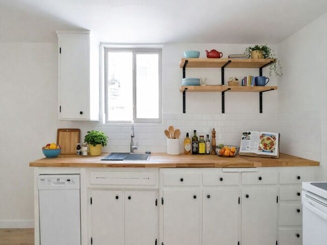 Building Photo - 2BR/1BA Garden-Level • Extra Storage • Near Wash Park