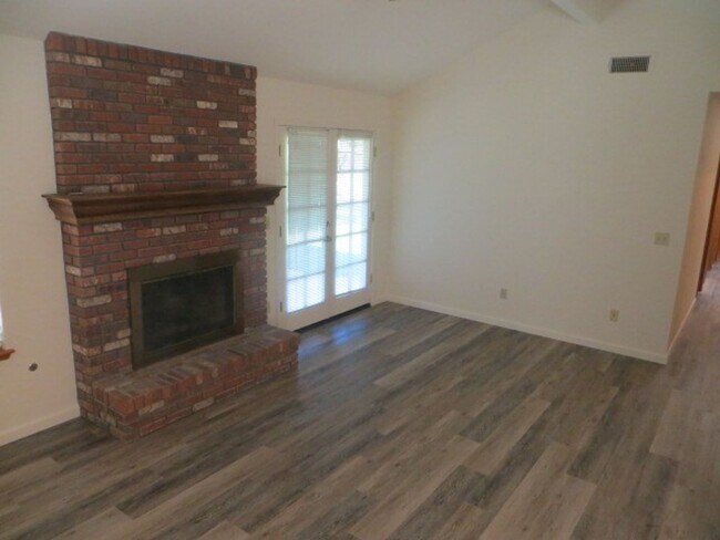 Building Photo - North Fresno Home, 3BR/2BA, Built 1989 - Lots of Amenities!