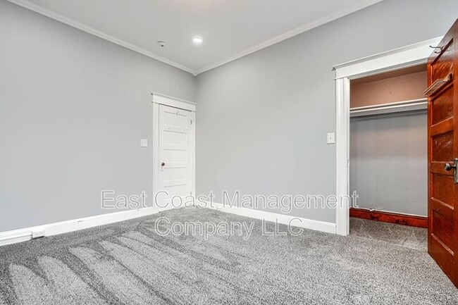 Building Photo - 3028 Kenyon Ave