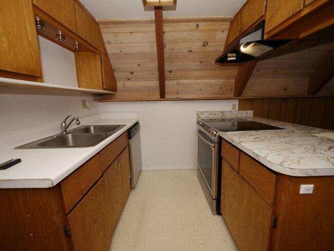 Building Photo - 16870 Alpine Dr