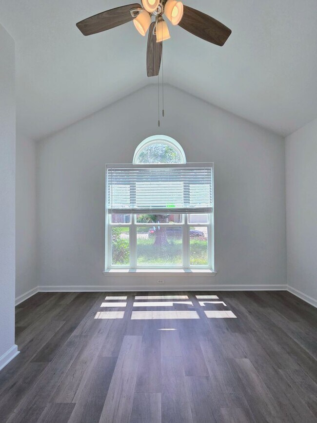 Building Photo - AVAILABLE NOW! - $500 OFF FIRST MONTH