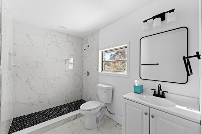 Building Photo - 10821 Cedar St