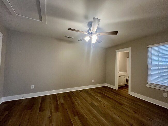 Building Photo - 2916 McDonald Dr SW