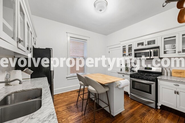 Building Photo - Charming 2 bedroom midtown unit.
