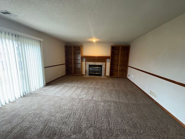 Building Photo - 4 bedroom in Liberty MO!! Brand New Flooring!