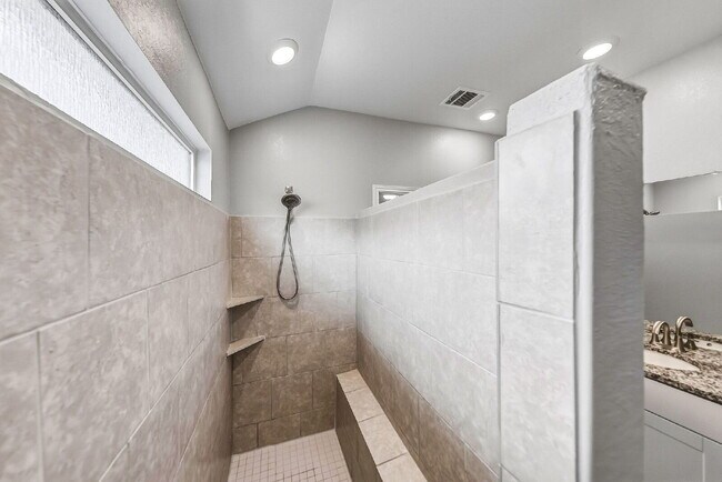 Building Photo - NO CARPET! Up to 1 Month Free Rent with 18-24 Month Lease! No Security Deposit Programs Available.