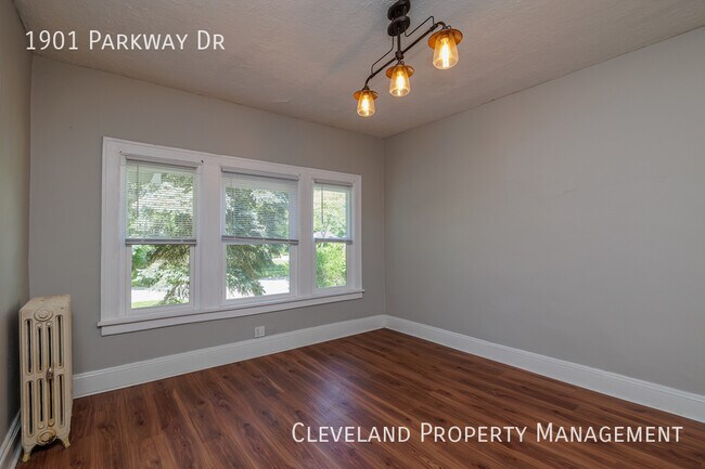 Building Photo - Updated Cleveland Hts. Colonial