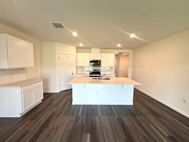 Building Photo - 5513 Hayloft Dr