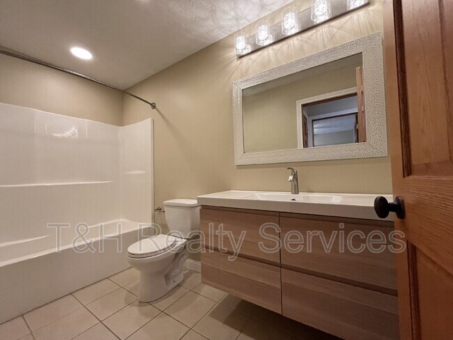 Building Photo - 2059 Ruckle St