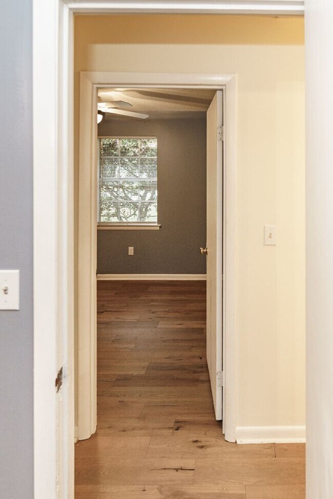 Building Photo - Beautiful 4 bedroom in the heart of Mossy ...