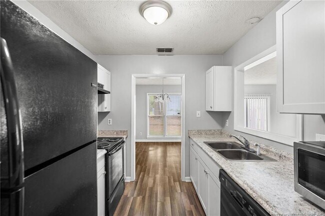 Building Photo - 920 Inglewood Ln