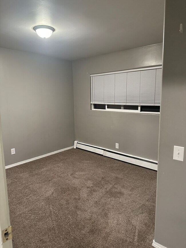 Building Photo - 3 Bed/1 Bath - Heat included!