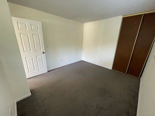 Building Photo - Application Pending - 2 Bedroom Condo for Rent - Hood River