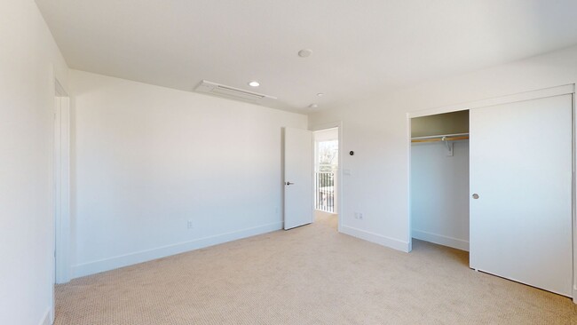Building Photo - Beautiful Walnut Creek Townhome!