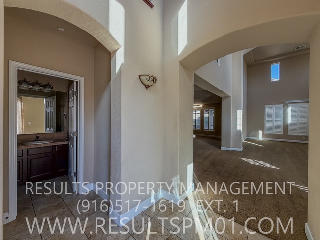 Building Photo - Elegance and spacious Mini Mansion