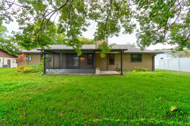 Building Photo - 2025 Willow Oak Dr