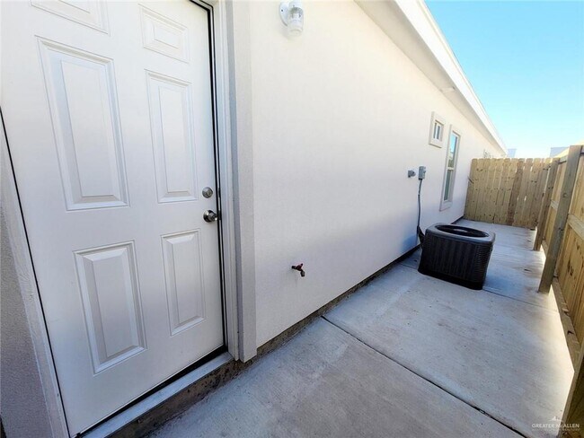 Building Photo - 1308 Petri Dr