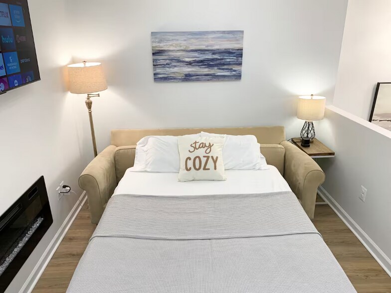 Building Photo - 1600 S Charles St