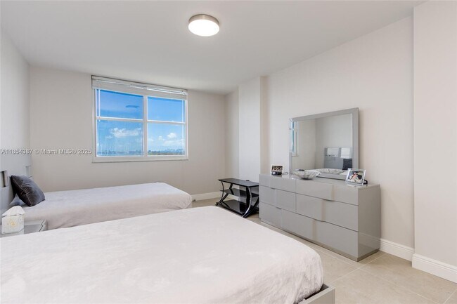 Building Photo - 500 Bayview Dr