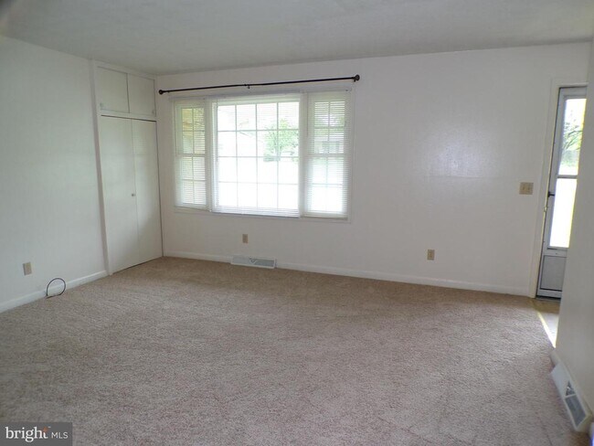 Building Photo - 111 Walnut Dr
