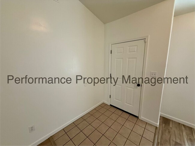 Building Photo - Stunning 5 Bed/2 Bath NW Bakersfield Home