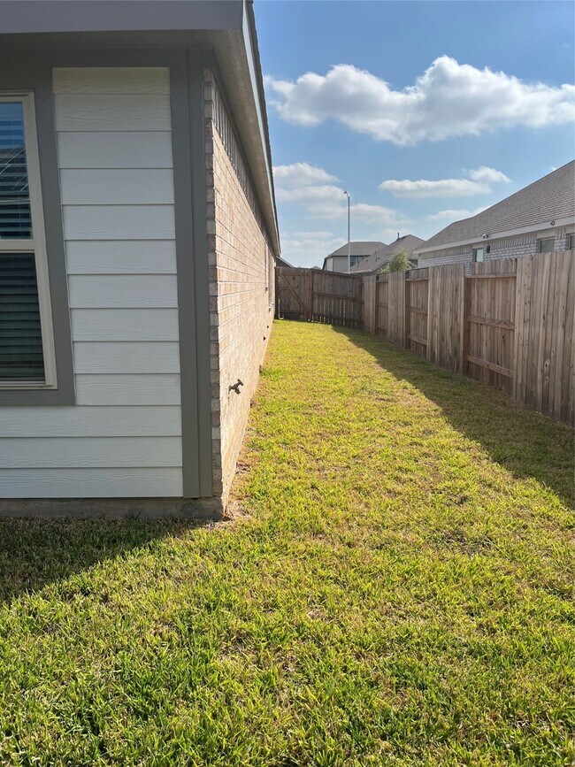 Building Photo - 3712 River Sand Rd