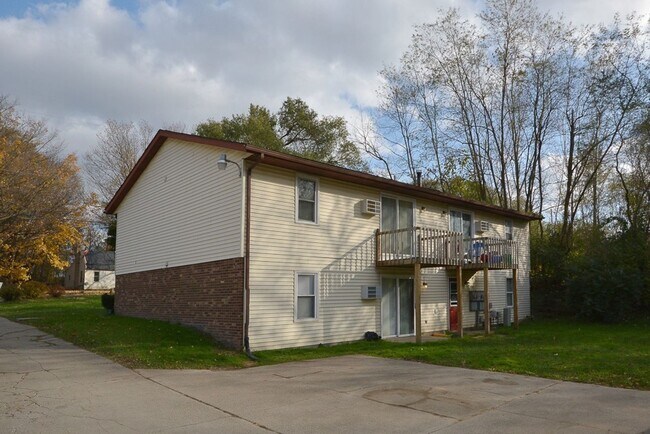 Building Photo - ***Ask about our Security Deposit Alternative!*** $899- Remodeled one bedroom apartment in Eastwood