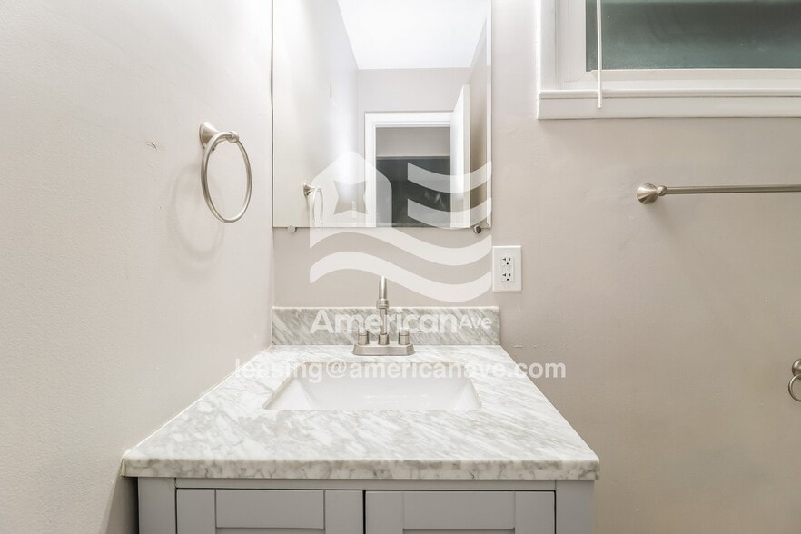 Building Photo - 1224 6th Ave