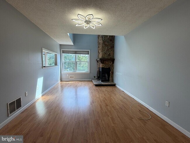 Building Photo - 99 Brookview Cir
