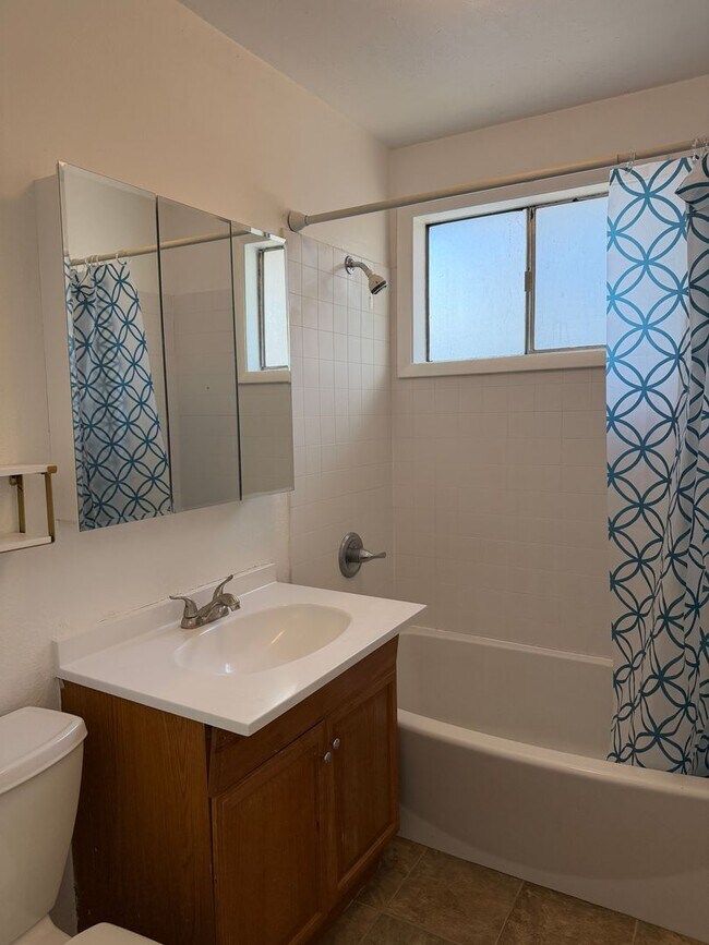 Building Photo - 411 E 1st St