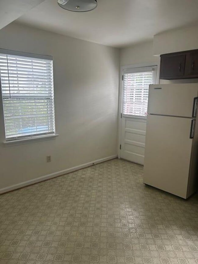 Building Photo - New Listing!