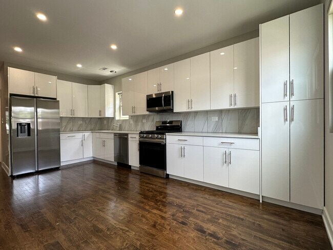 Building Photo - 4714 N Talman Ave