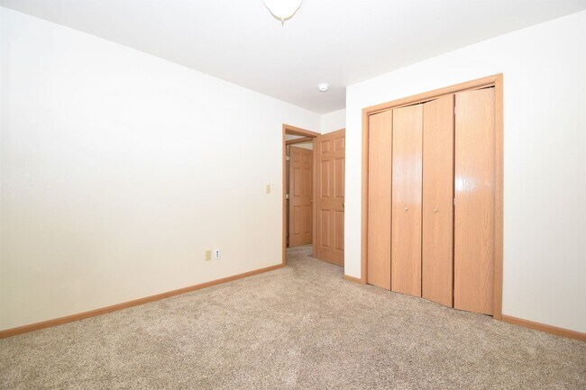 Building Photo - Townhouse style 2bed 1.5bath with attached garage